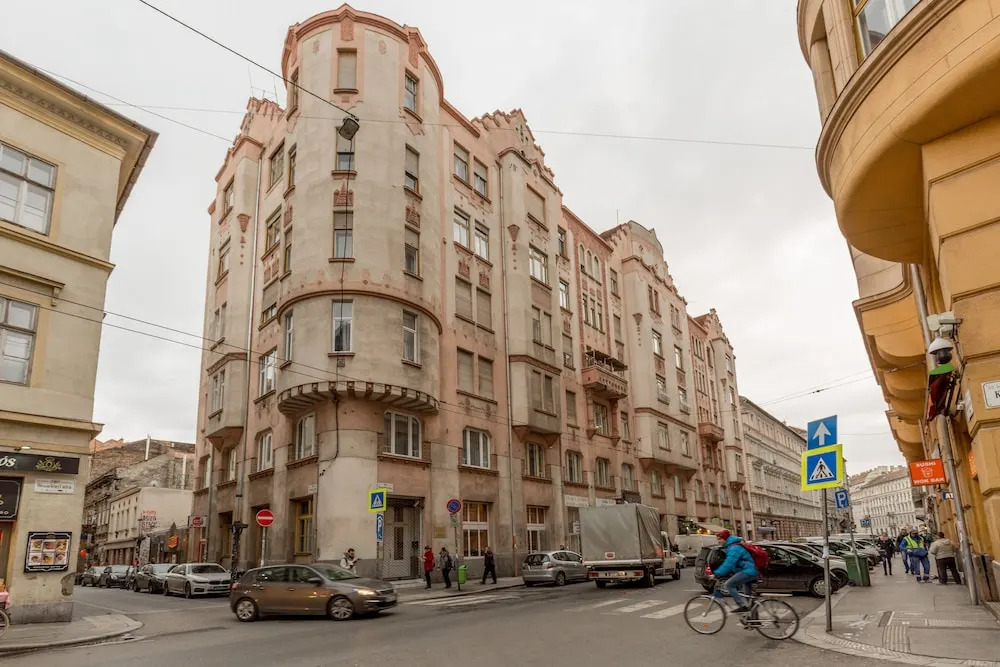 Supercentral Spacious Apartment