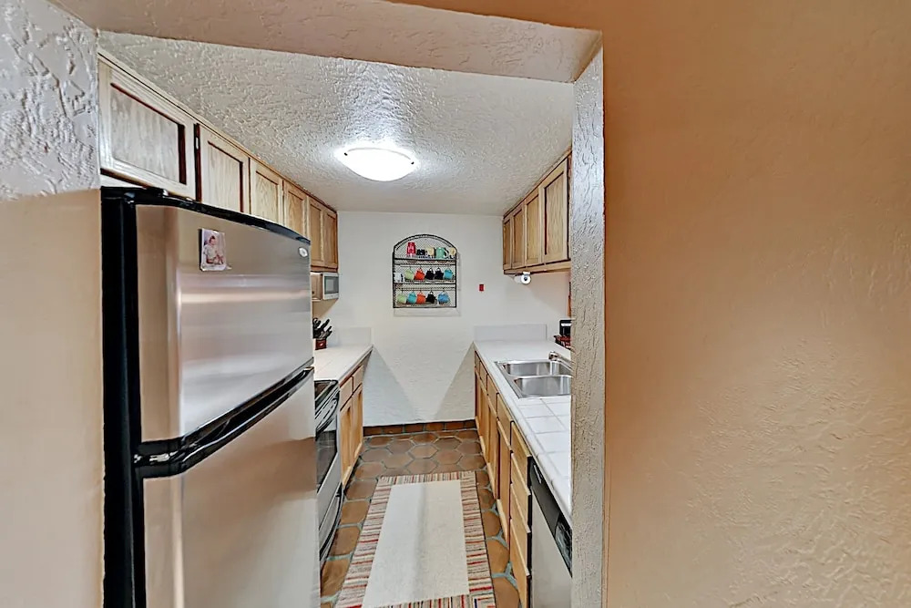 15tru5ai 3 Bedroom Condo