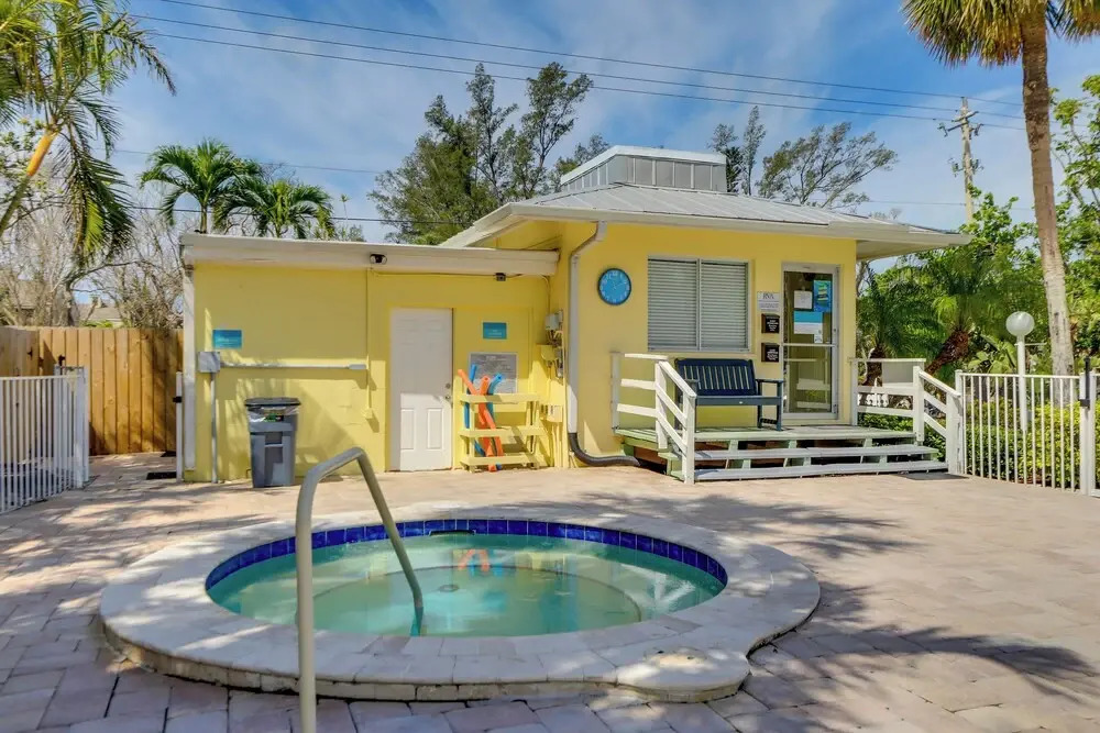 Longboat Key Resort Escape - Walk to the Beach!