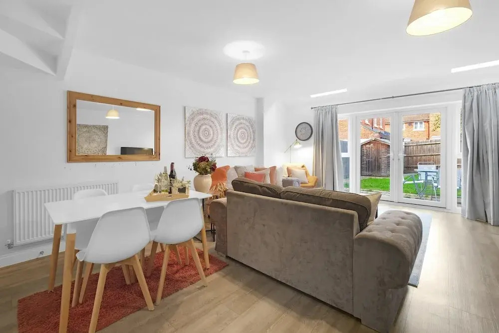 Spacious 6 Bedroom House in Denton Way