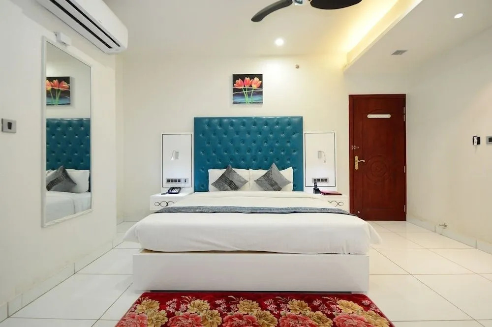 Hotel Golden Manor-City Center Bani Park