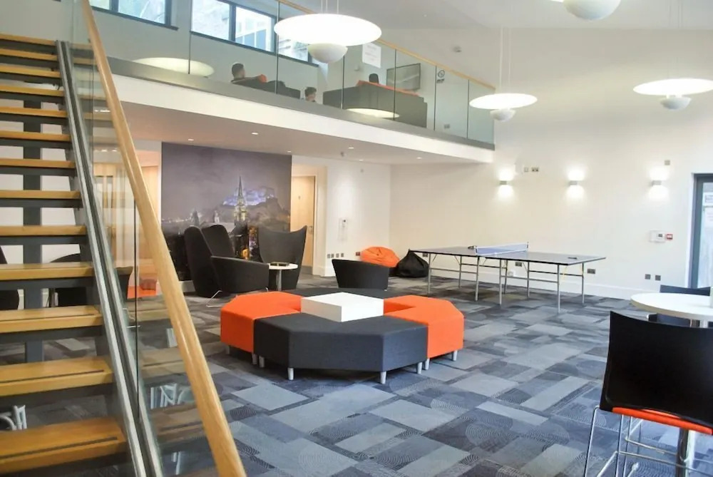 JOIVY Budget 4,5 and 6 bed private flats, in Historic Old Town - Adults Only