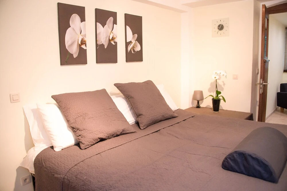 Remarkable 2-bed Basement Apartment EU Center!