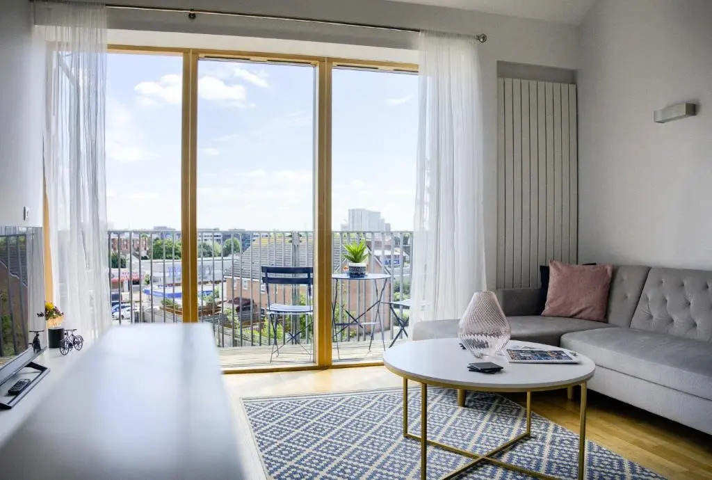 Coventry Luxury Townhouse City Centre Private Parking Sleeps 9 by EMPOWER HOMES rates incl VAT