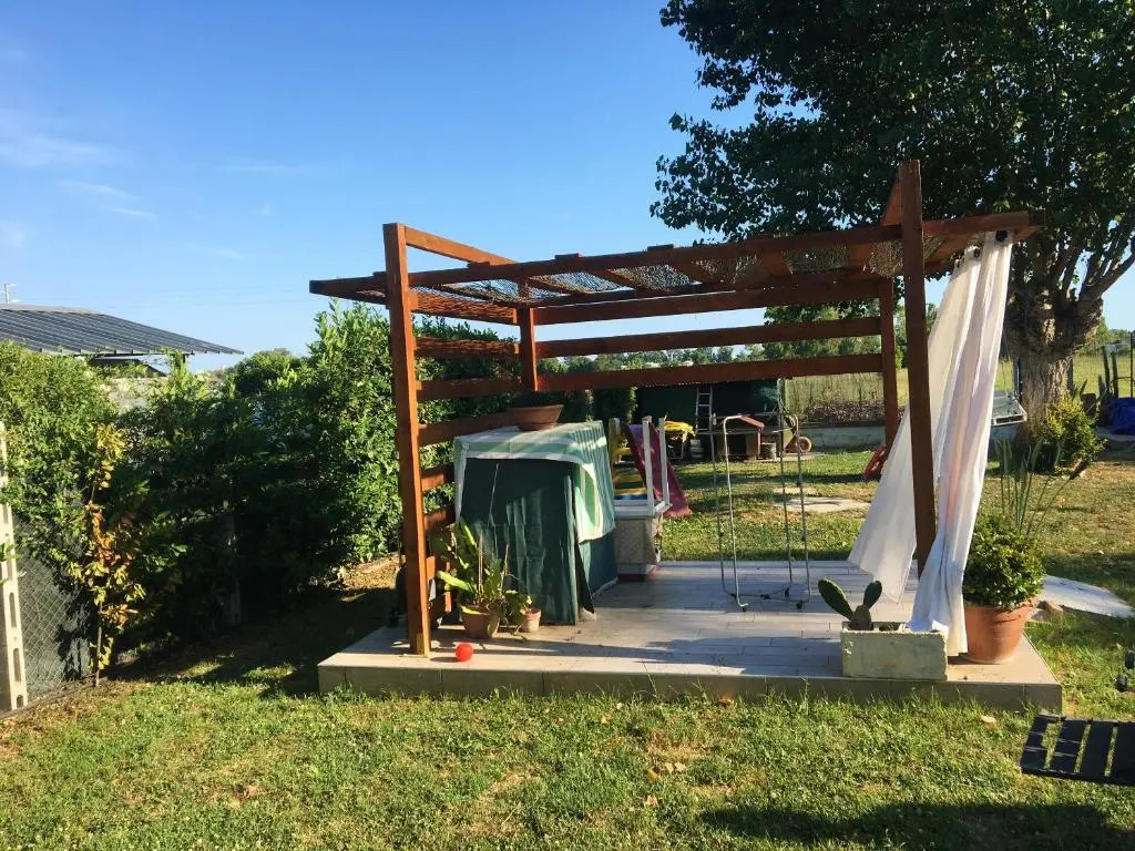 2 bedrooms appartement with enclosed garden and wifi at Cioccatelli 1 km away from the beach