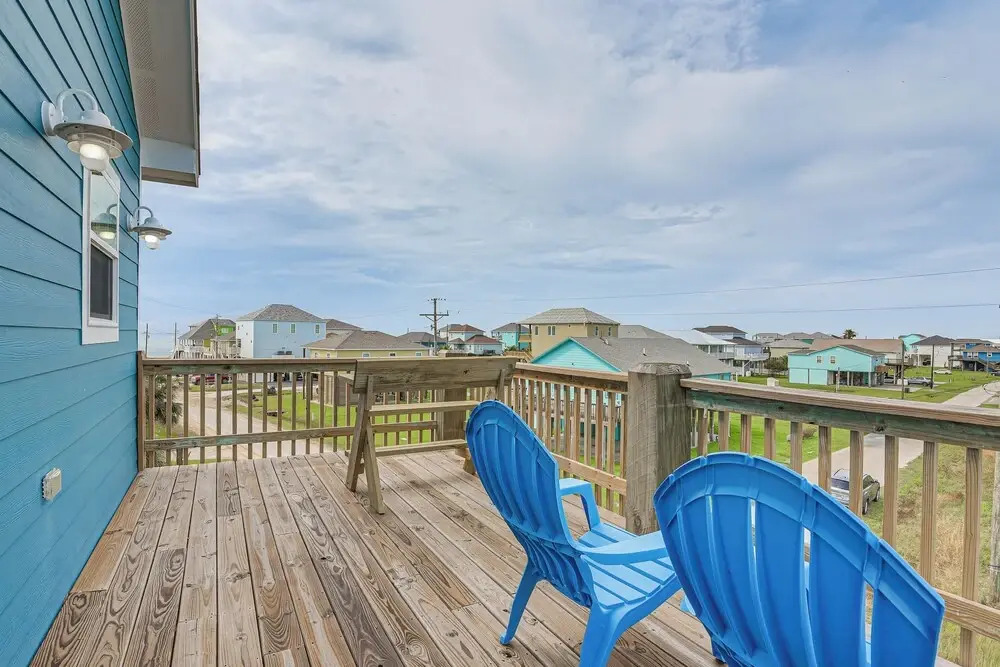 Walk to Gulf: Ocean-view Home in Crystal Beach!
