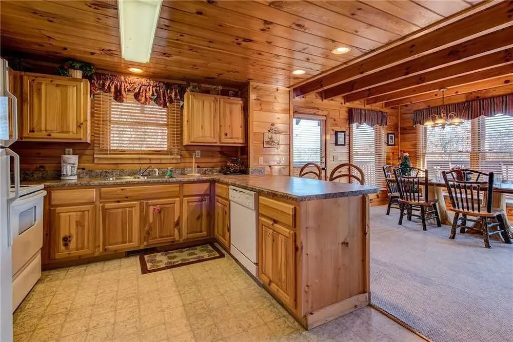 Chalet of Dreams, 2 Bedrooms, Sleeps 6, Pool Table, WiFi, Hot Tub, Mtn View