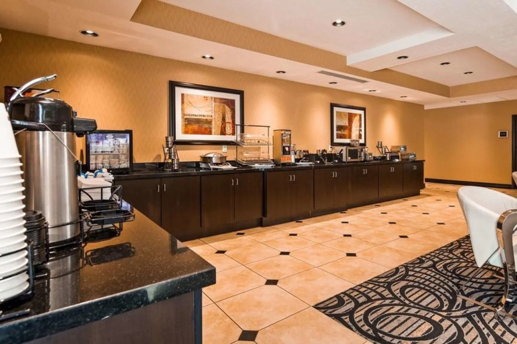 Best Western Plus Airport Inn & Suites