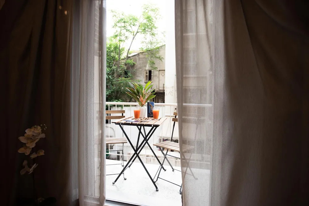 Blue Ark Comfort near Acropolis