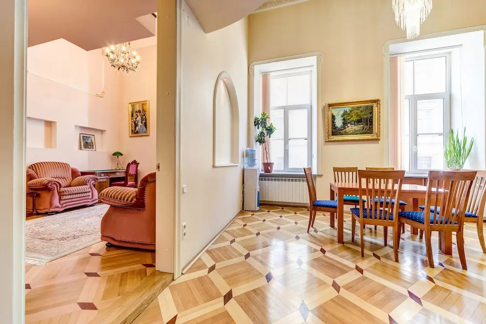 Home4day Spacious Apartment by the Hermitage