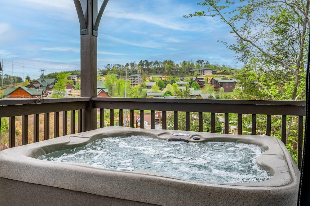 Charming New 5BR 4BA Cabin Near Dollywood