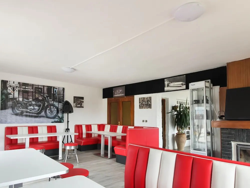 Villa in Villamuriel With Pool and Barbecue