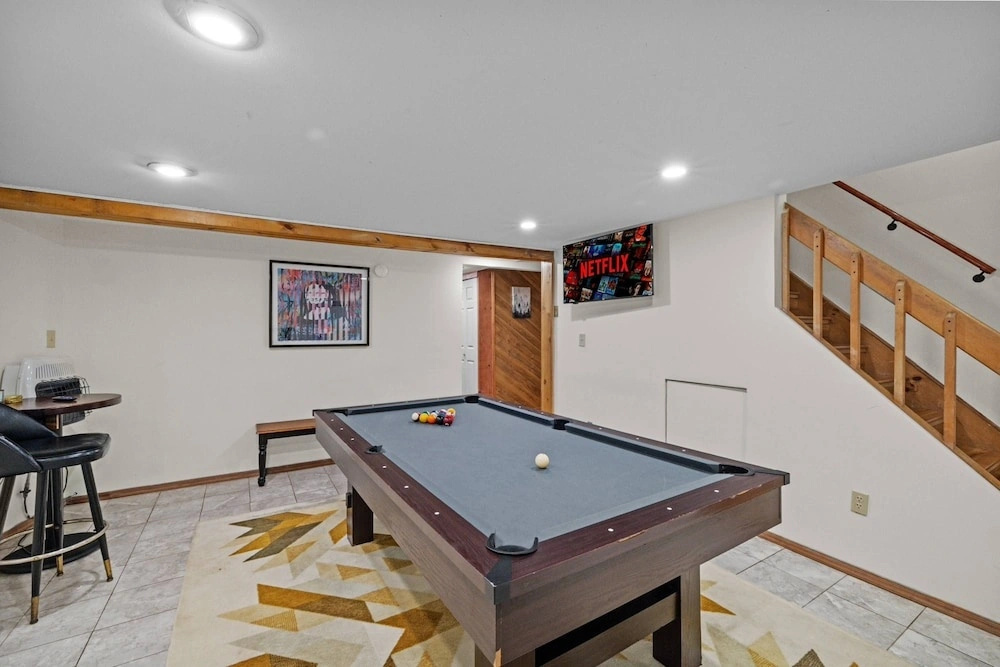 Lakefront Escape w Hot Tub Sauna Game Room