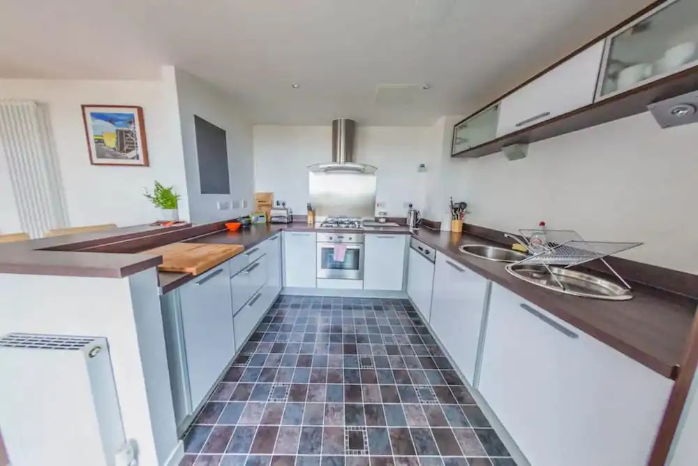 2 Bedroon Apartment With Balcony And Seaviews