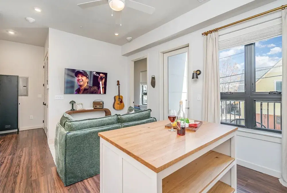 Treble Maker -rooftop Lounge - Pool - In Music Row