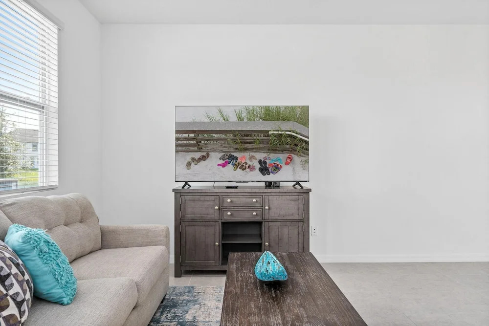 3 BR, 2.5 BA Villa Sleeps 8 EVE102