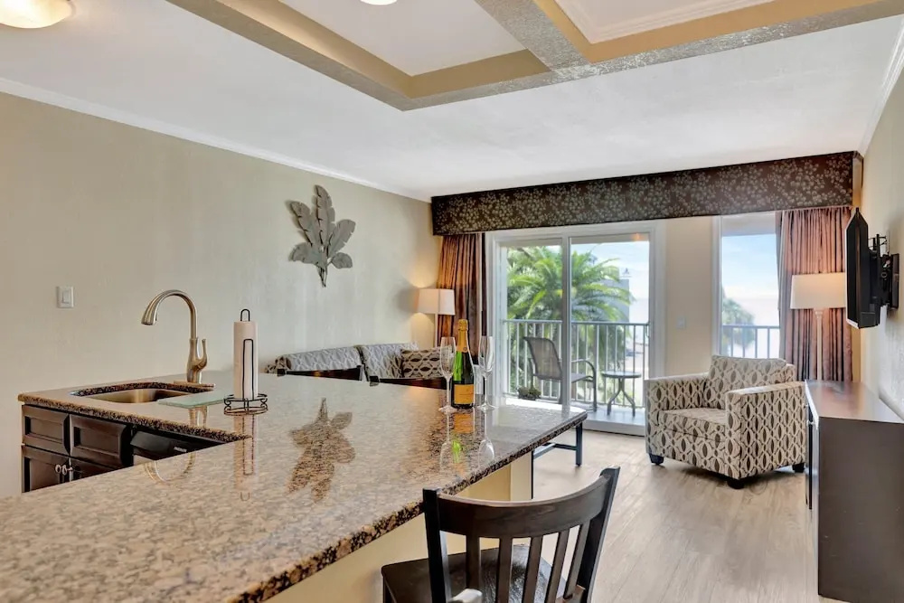 Seaside Luxury Oasis with balcony