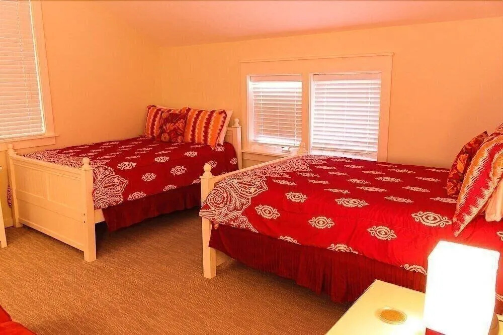 1381 Laurel Grove 3 Bedroom Home by RedAwning