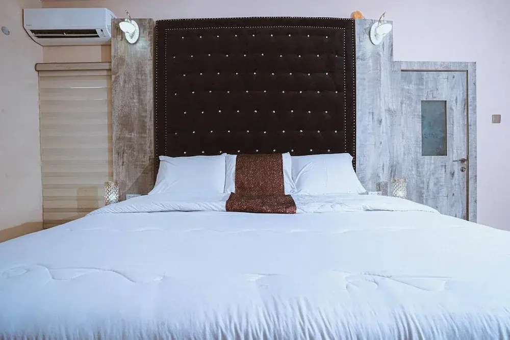Dazzle Hotel and Apartment