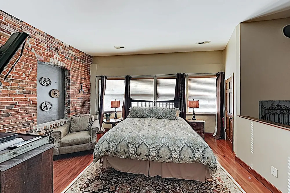 Remodeled All-suite Downtown Loft W/ Balcony 2 Bedroom Condo