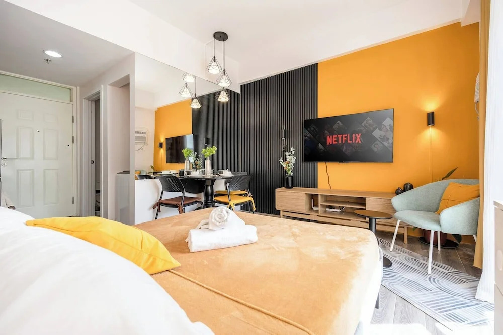 Stylish Condo 3-minutes to Airport, Poolview at Amani Grand Resort Residences