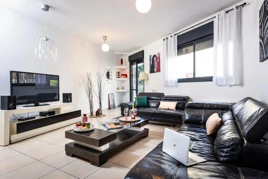 Beautiful 2BD Apt with Balcony by Sea N' Rent