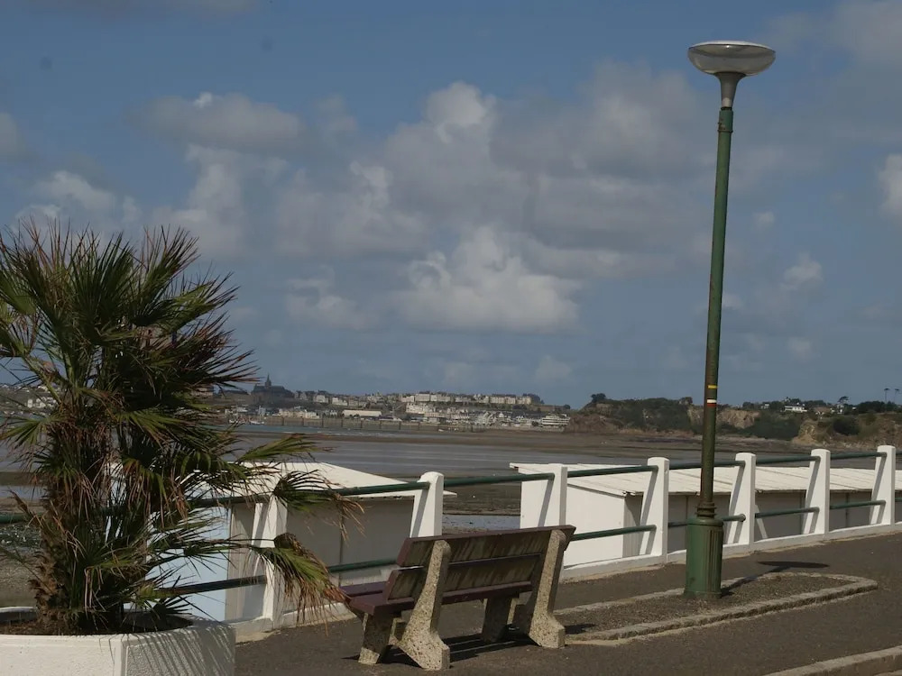 Cosy Holiday Home With Sheltered Terrace and Barbecue, Close to the Beach