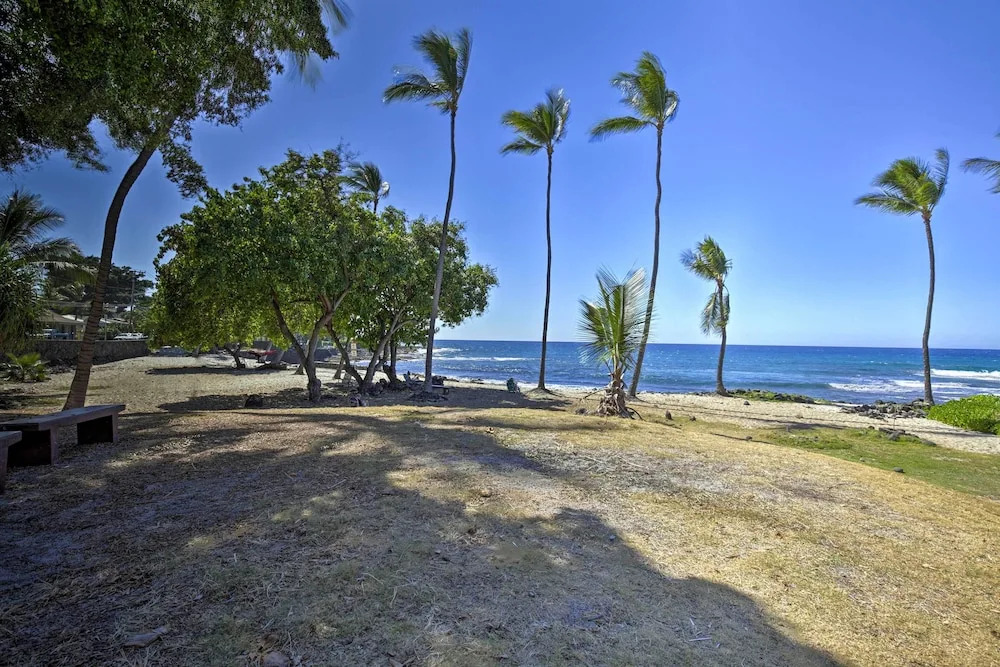 Downtown Kona Condo w/ Pool Access: Walk to Beach!
