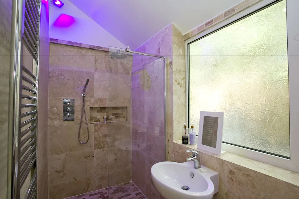 Gardens View - Large 2 Bedroom Apartment