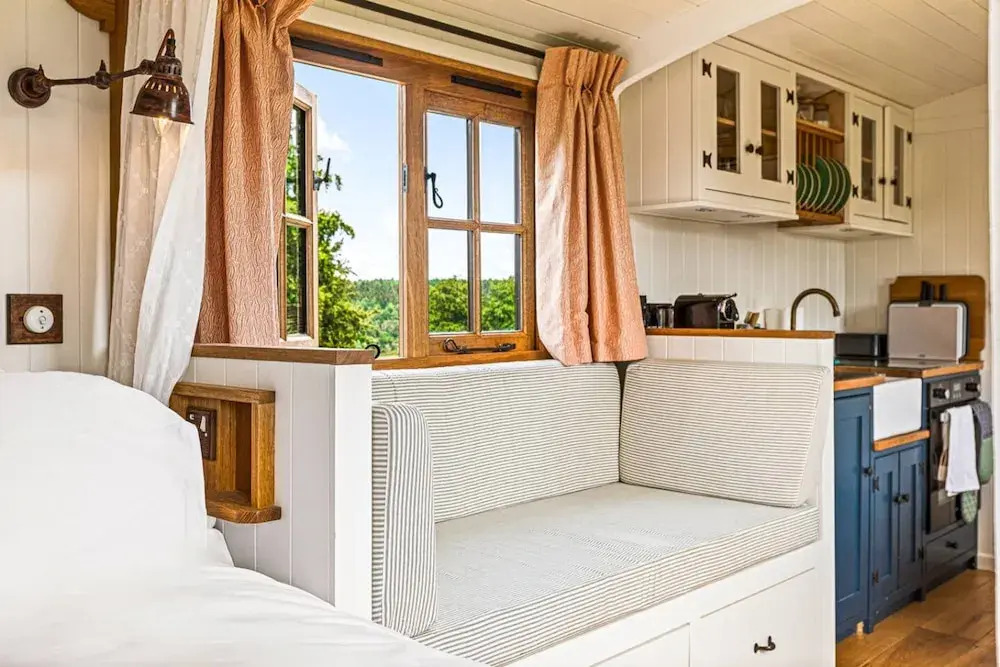 Drovers Hill at Stonor - Quercus - Shepherds hut