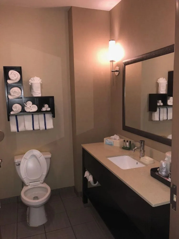 Countryview Inn & Suites