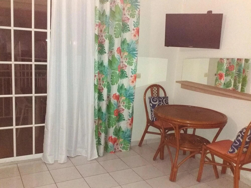 Apartment With one Bedroom in Sainte-anne, With Shared Pool, Enclosed Garden and Wifi - 3 km From the Beach