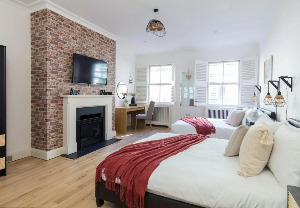 Spacious 4-bedroom mews house with private garage