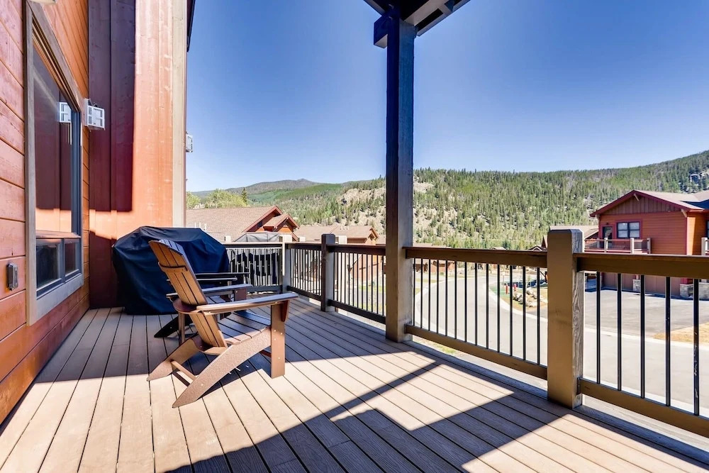 New W/pool & Private Hot Tub, Walk To Gondola 3 Bedroom Townhouse