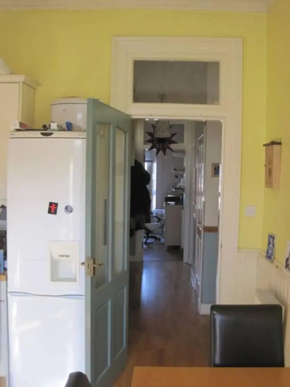 Spacious 2 Bedroom Victorian Apartment Near Leith