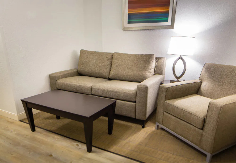 Holiday Inn & Suites Bloomington-Airport