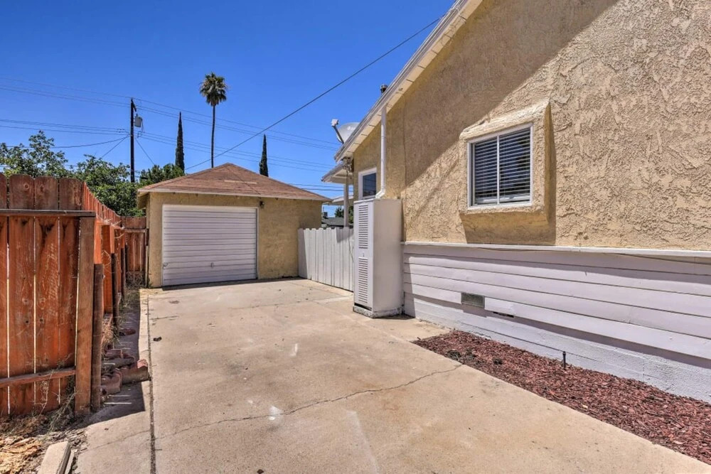 Bakersfield City Home w Patio and Garden