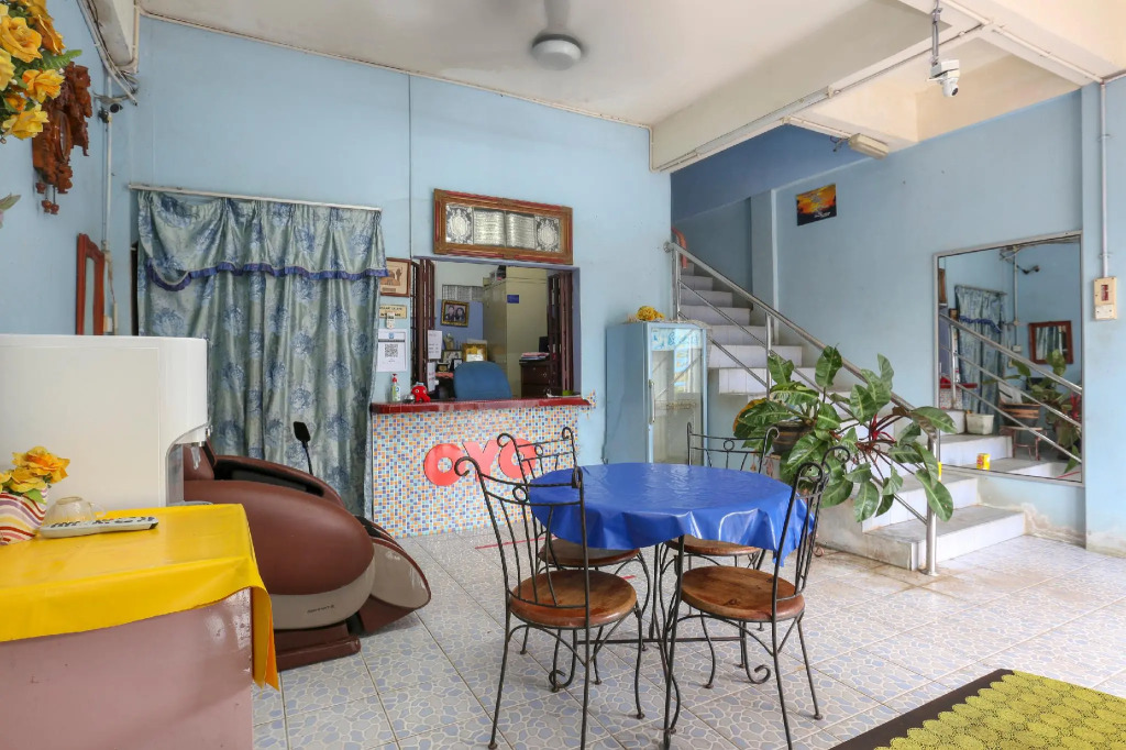 OYO 90048 Damika Hotel