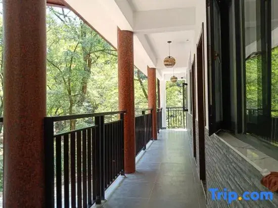 Moxi Riverbank  · Vacation Boutique Inn
