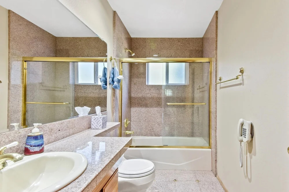 Lakeview Pine Haven: Hot Tub, Near Skiing & Beach 5 Bedroom Home