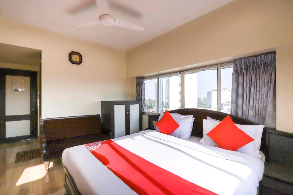 OYO 70882 Hotel Royal Retreat