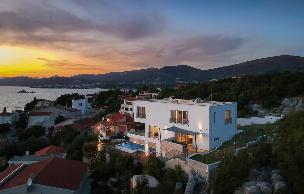Beautiful Home in Okrug Donji With Sauna, Wifi and 5 Bedrooms