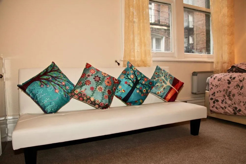Kensington Palace by Underground station