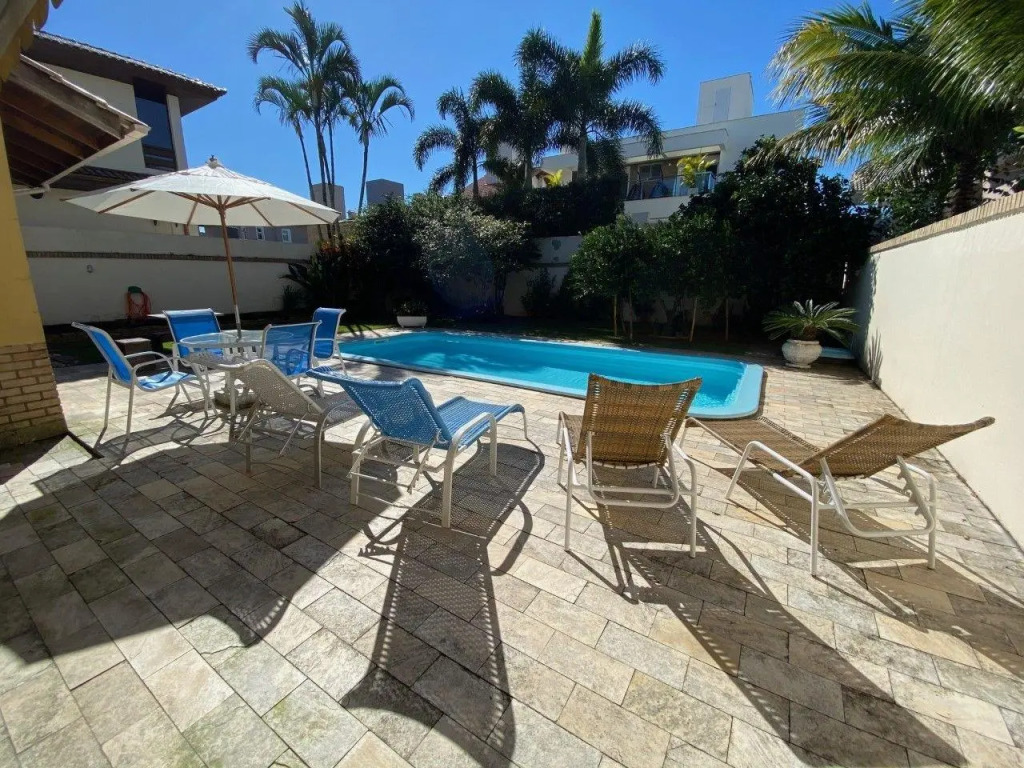 Casa 3 Dormitórios Jurere Internacional
