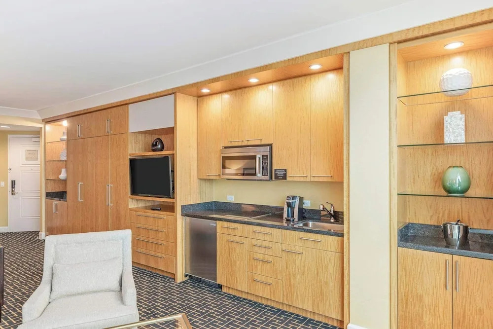 Stylish Renovated Studio at Trump Tower 2804