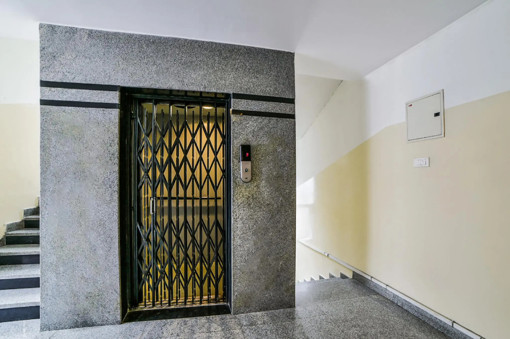 OYO 15729 Royal Stay