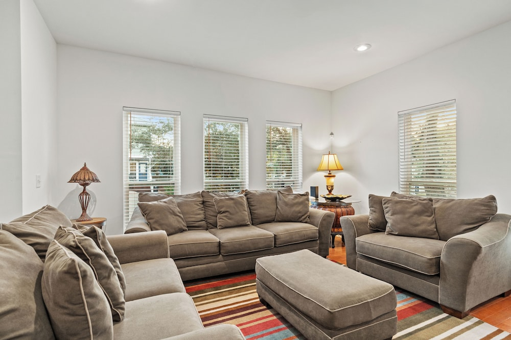 Stay at The Hut! Room for Everyone! 4BR Fun Sleeps 11