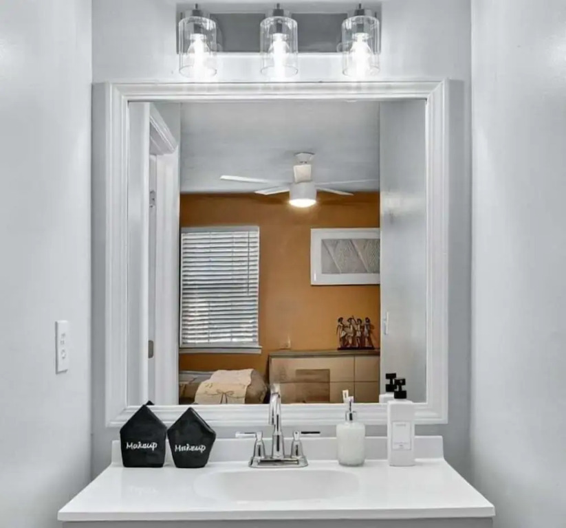 Serenity Landing - 5 Minutes to Airport - Sleeps 6