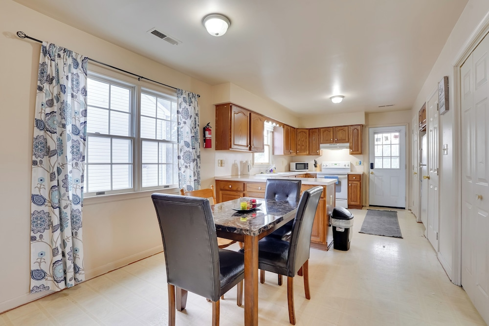 Walk to Fairgrounds! Hagerstown Townhome w/ Deck