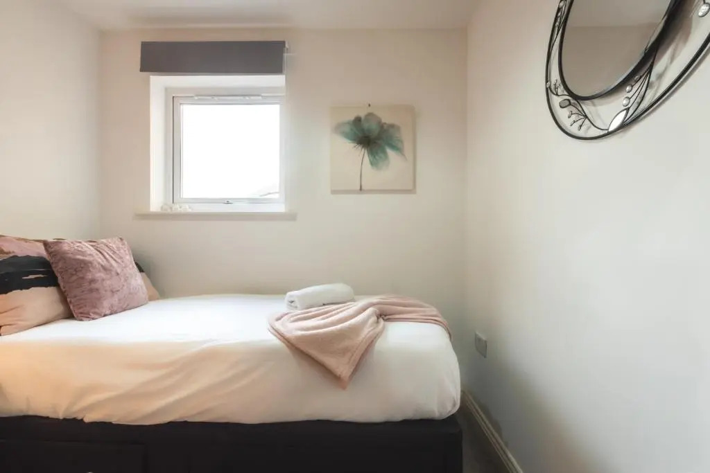BEST PRICE! LARGE SPACIOUS 2 BED APARTMENT - King Size or Single Beds, Sofabeds, Smart TVs, FREE PARKING